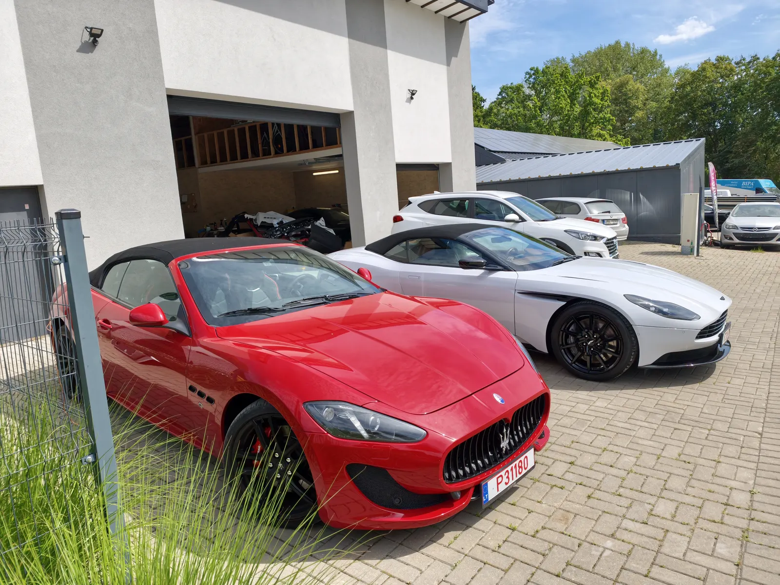 Klientų automobiliai prie studijos