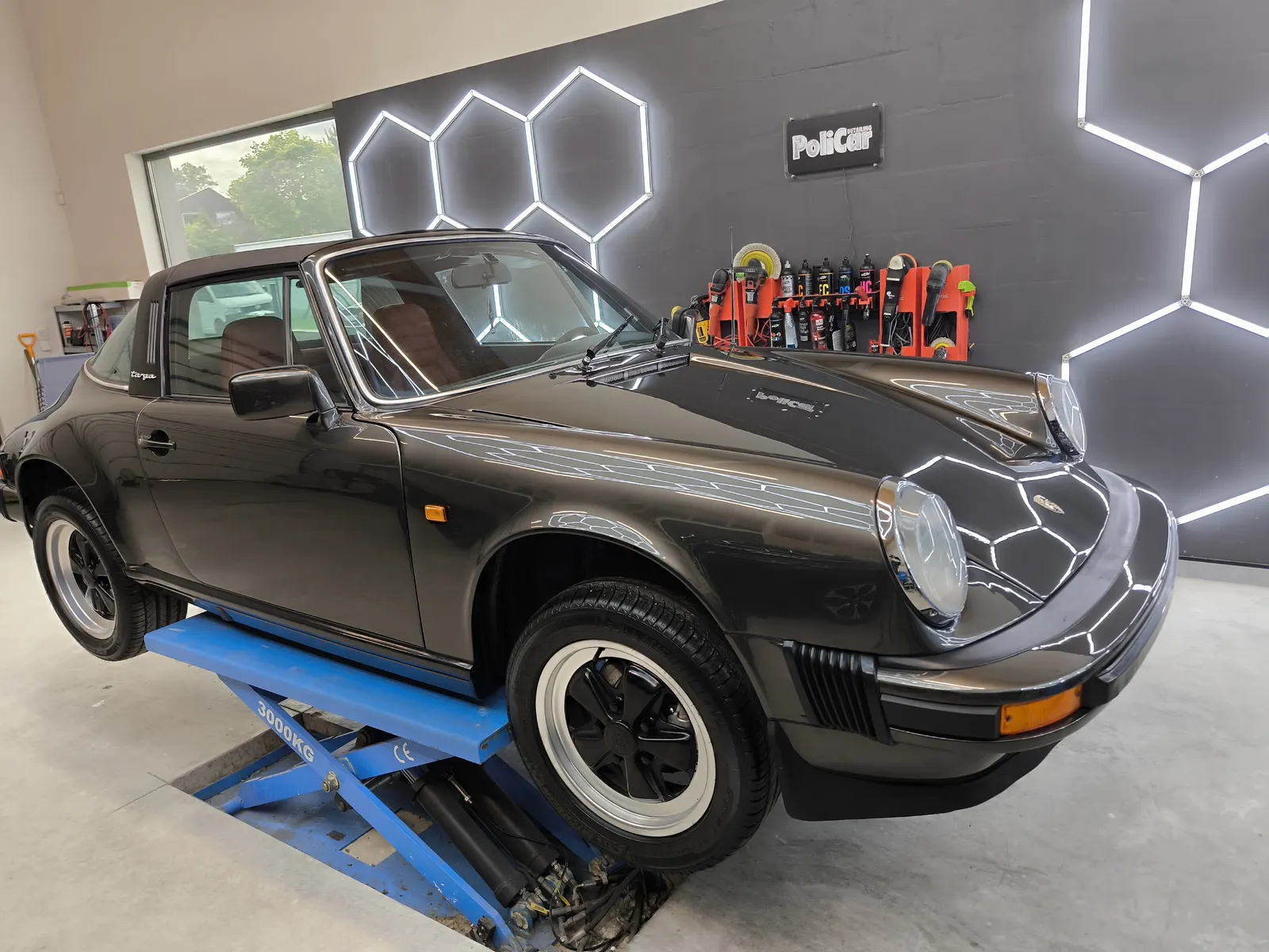 Porsche 911 Targa PoliCar studijoje po poliravimo